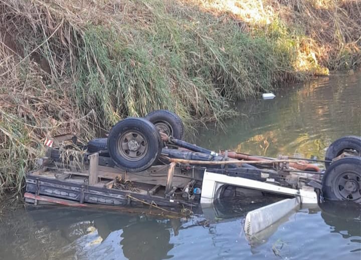 Caminhão que caiu no rio Jundiaí estava com a placa adulterada
